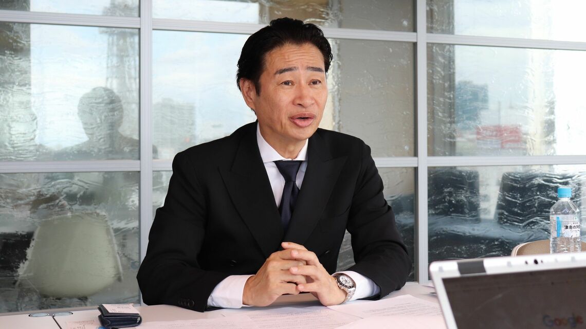 東洋経済の単独取材に応じた浜脇浩次社長。2022年2月の社長就任以来、業績を伸ばしてきたが、2023年9月11日に辞任した(記者撮影)