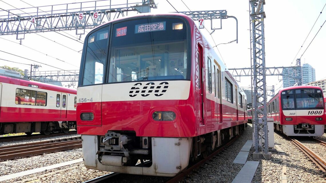 京浜急行電鉄の600形。外観デザインは新1000形（右奥）などに引き継がれている（記者撮影）