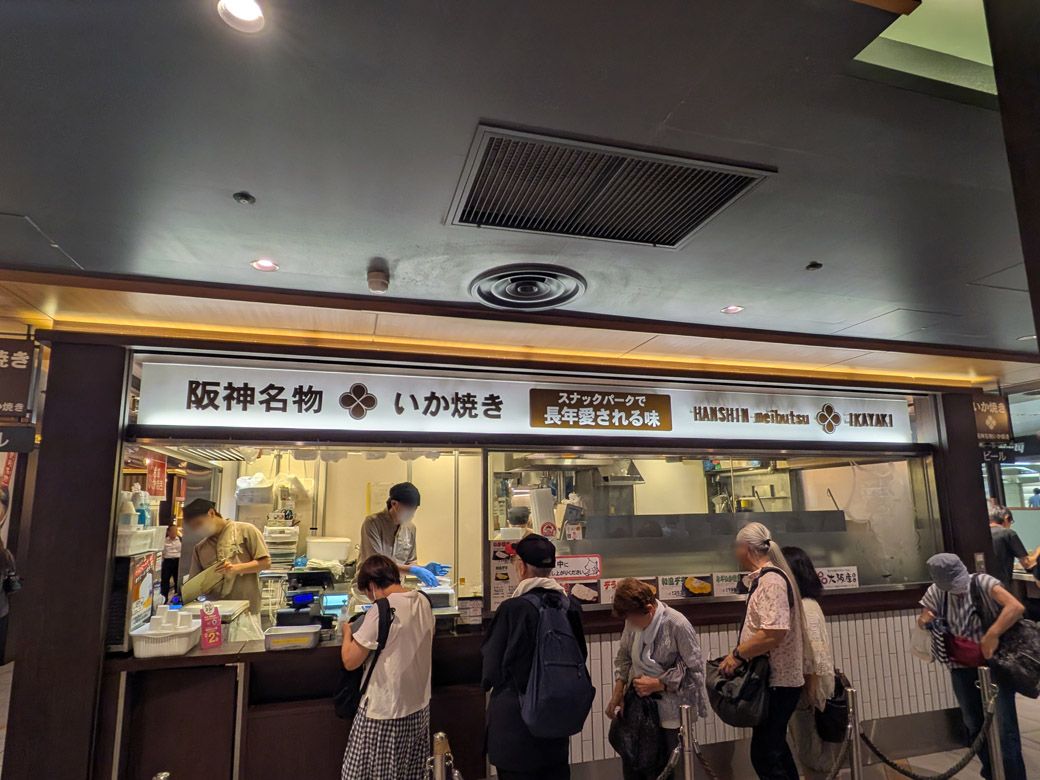 店の前に並ぶ人々