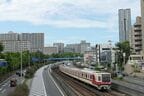 千里中央駅南側の地上を走る北大阪急行の電車