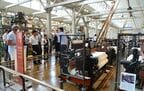 G型自動織機のデモンストレーションを見る来館者