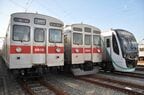 最新鋭の2020系（右）と並んだ現役時の8500系