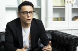 オンデーズを2008年に買収し、再建した田中修治社長。ファーウェイと共同開発したスマートグラスをかけている（写真：今井康一撮影）