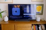 HomePodを2台、テレビのスピーカーとして配置した。1台だけでもサラウンドが楽しめるが、2台置いてテレビの前に座ると、より強く、包み込まれるサウンドを体験することができる（筆者撮影）