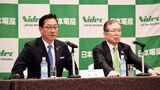 2020年2月の社長交代会見に臨んだ関潤氏（左）と永守重信氏。一時は「後継者問題に決着がつく」ともみられていた（撮影：ヒラオカスタジオ）