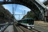 傾斜を上る太秦天神川行き（記者撮影）