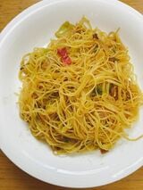 カレービーフンは、S＆Bの粉末カレーを彷彿とさせる、程よいスパイシー感がやみつきに。辛いものが苦手な著者の小学生の息子も気に入り、リピートしている（筆者撮影）