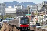 まるで見本市のごとくマンションが林立する千里中央付近。線路は千里丘陵から大阪の平地に向けてゆるやかに下ってゆく（桃山台ー千里中央間、写真：松本洋一）