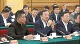 2月にファーウェイ創業者の任氏（左写真中央）は国産半導体やOSの欠如に対する懸念が和らいだと発言（写真：CCTV）