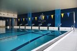 プールでは水球もできる。朝や授業後も利用でき、利用者が1人でもいれば、必ず2人以上の監視員がつく