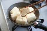 箸で裏返した豆腐