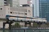浜松町駅に到着する東京モノレール（筆者撮影）