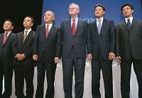 ソニー次期社長レースの号砲、平井SCE社長が最右翼、吉岡浩副社長の声も