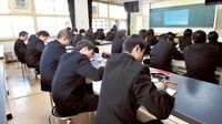 値上がり続く学校制服 業界の知られざる｢体質｣ 旧態依然の構造