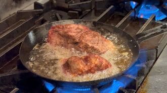 フライパンで豪快に焼く肉
