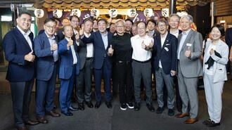 やきとん屋の前での集合写真