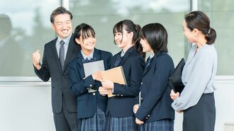 談笑する教員と生徒
