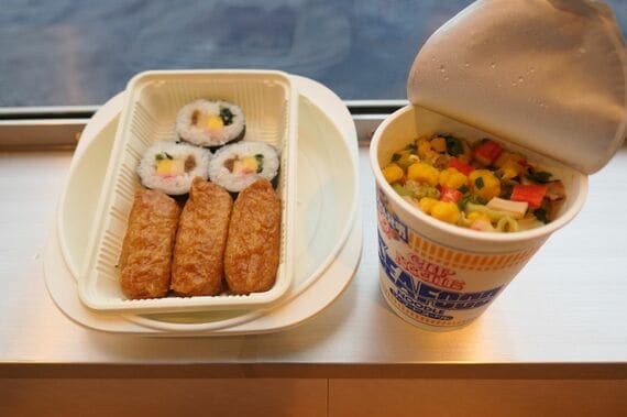 ホット助六とカップ麺