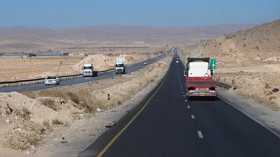 高原地帯を貫くイランの高速道路（筆者撮影）