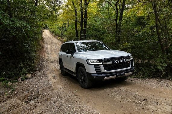 3.5Lガソリン車（7人乗り/783万6400円）と3.3Lディーゼル車（5人乗り/816万6700円）の2血アプを用意するランドクルーザー300 GR SPORT