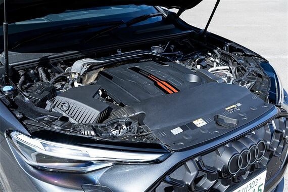 SQ5/SQ5スポーツバックは、可変タービンジオメトリー(VTG)付きターボチャージャーを装着した3.0 ℓ V型6気筒TFSIエンジンを搭載。最高出力270kW(367PS)、最大トルク550Nmを発揮し、さらに48 V MHEV plusマイルドハイブリッドシステムも採用する