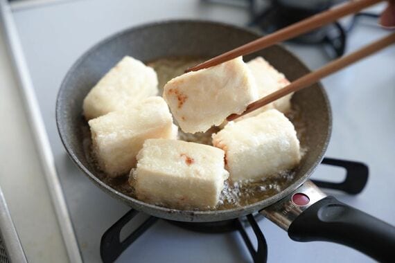 箸で裏返した豆腐