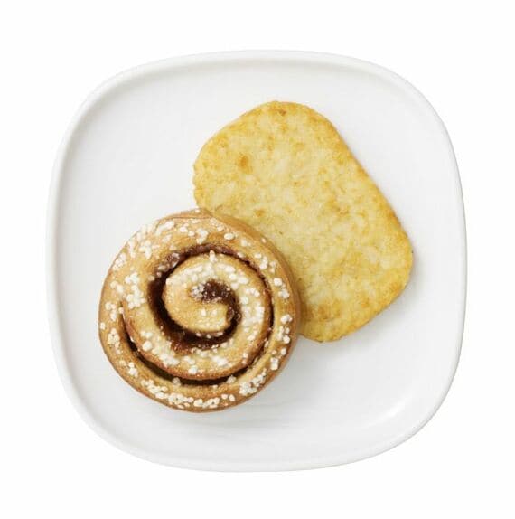 シナモンロールとハッシュドポテトのセット