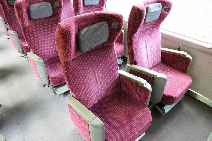 山側は1人掛けシート2席が並ぶ