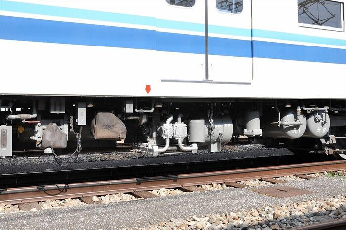 床下の機器類。コンプレッサー（空気圧縮機）は