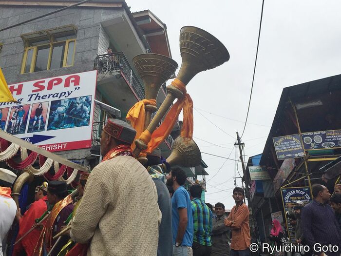 吹奏楽の音色が祭りを盛り上げる