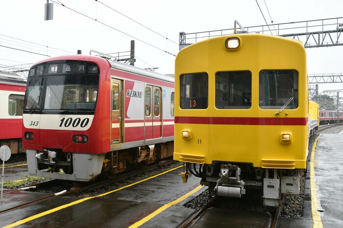 新1000形と並んだデト11形。全く異なる