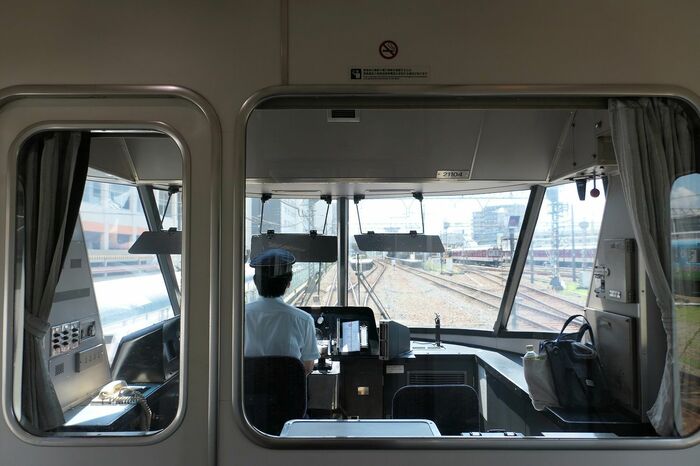 運転席越しに前面展望が楽しめる