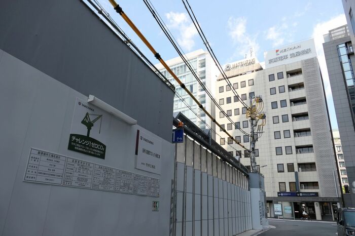 奥のビルにも駅への出入り口がある