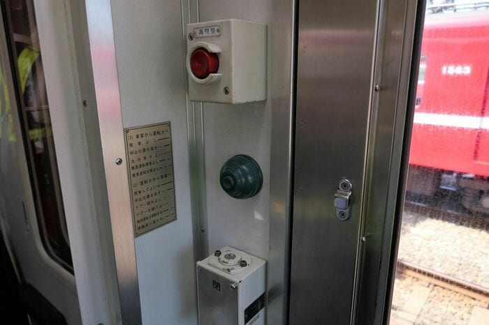 ドア開閉や連絡ブザーなど車掌用のスイッチ