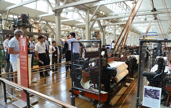 G型自動織機のデモンストレーションを見る来館者