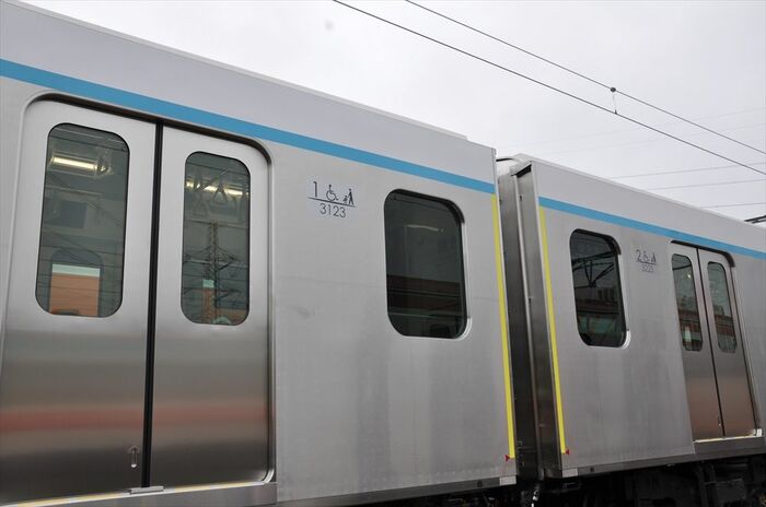 ホームドア完備路線のため車両間の転落防止幌はない