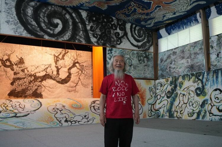 画像 | 限界集落の廃校で絵を描き続ける85歳彼の人生​ ​​活動