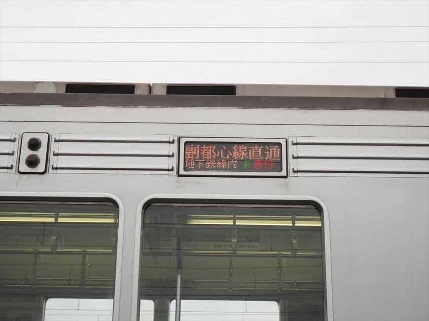 側面の行先表示器はフルカラーLEDだ（記者撮影）