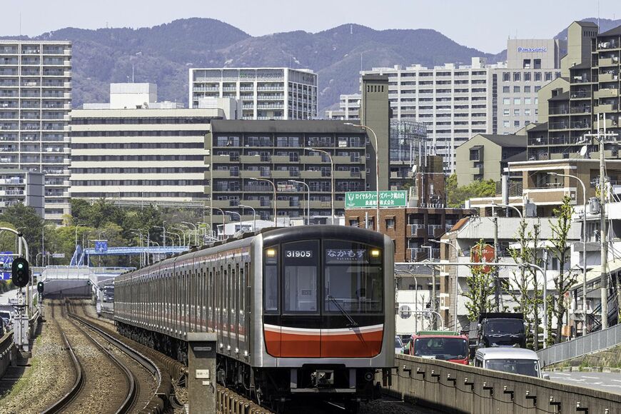 まるで見本市のごとくマンションが林立する千里中央付近。線路は千里丘陵から大阪の平地に向けてゆるやかに下ってゆく（桃山台ー千里中央間、写真：松本洋一）