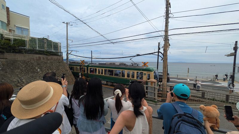 平日の江ノ電鎌倉高校前駅近くの混雑（筆者撮影）