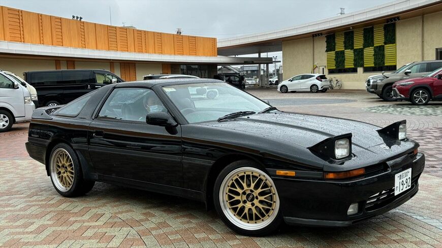 「わナンバー」を装着するJZA70型スープラ（筆者撮影）