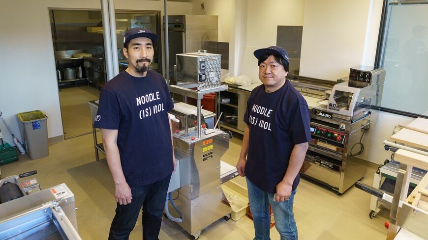 「手打うどん 高砂」の店主、堀江高広さん（写真右）と「うどんや 太門」の店主、衣笠太門さん（筆者撮影）