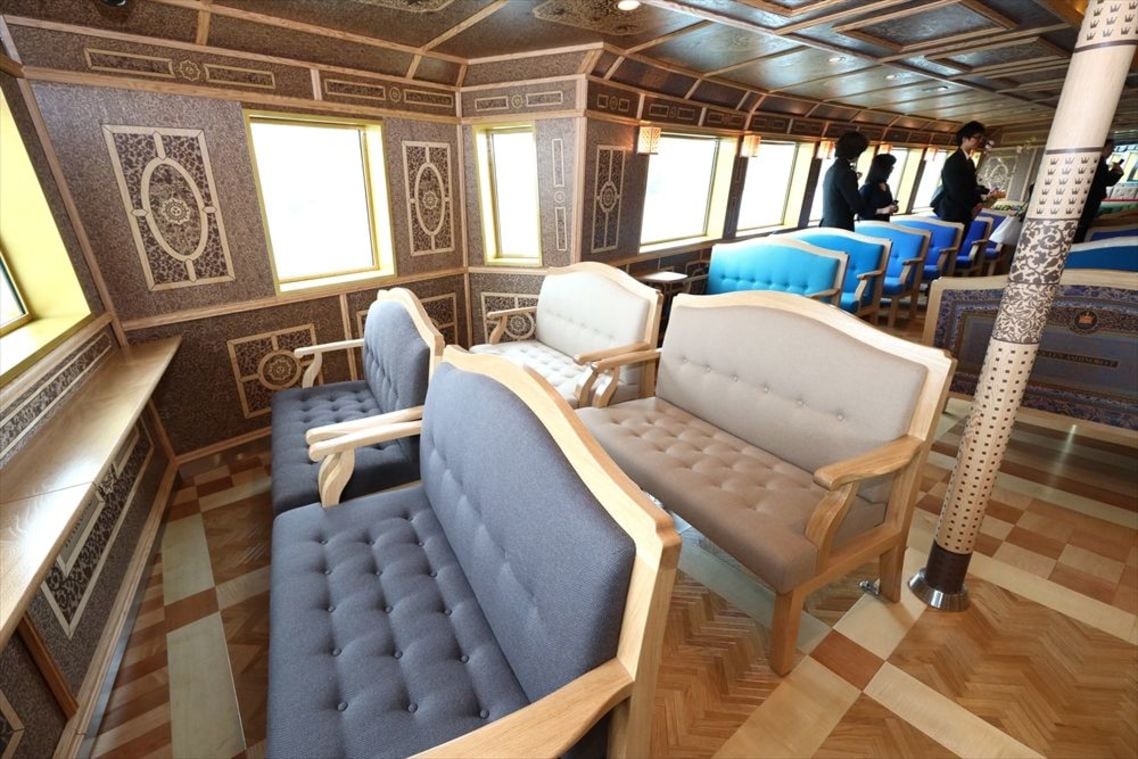「クイーン芦ノ湖」特別船室の座席