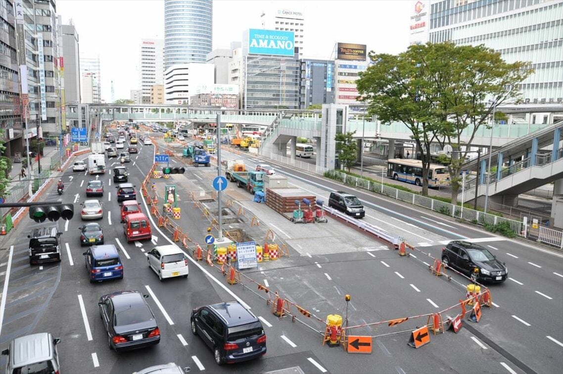 工事が始まった頃の新横浜駅。道路の真下で建設が進んだ