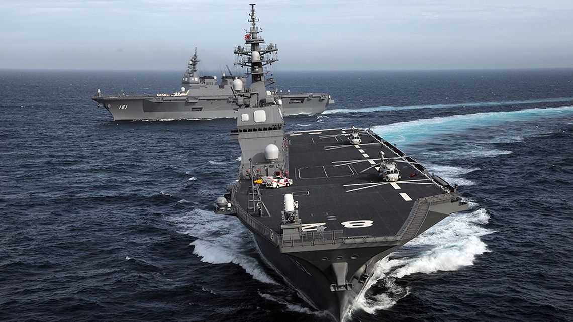 航行するいずも型護衛艦