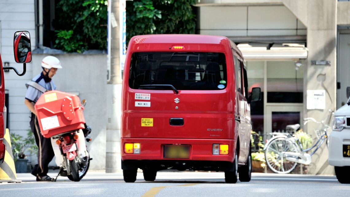 日本郵便は全国にバイクを約8万2000台、軽車両も3万台配備し、小回りが利く態勢に強みがある(編集部撮影)