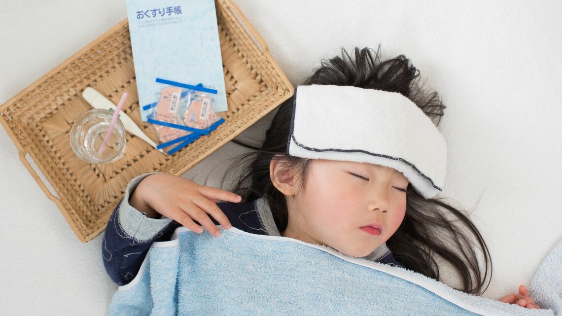 もし、子どもが体調不良になって保育園を休まなければならなくなったら……(写真:ucchie79/PIXTA)