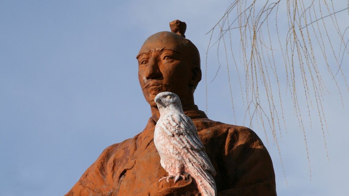 織田信長の銅像（写真： けいわい ／PIXTA）
