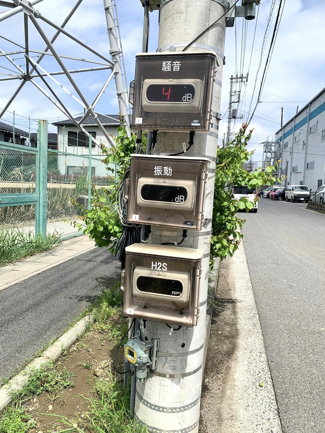 現場近くの測定装置（写真：筆者撮影）