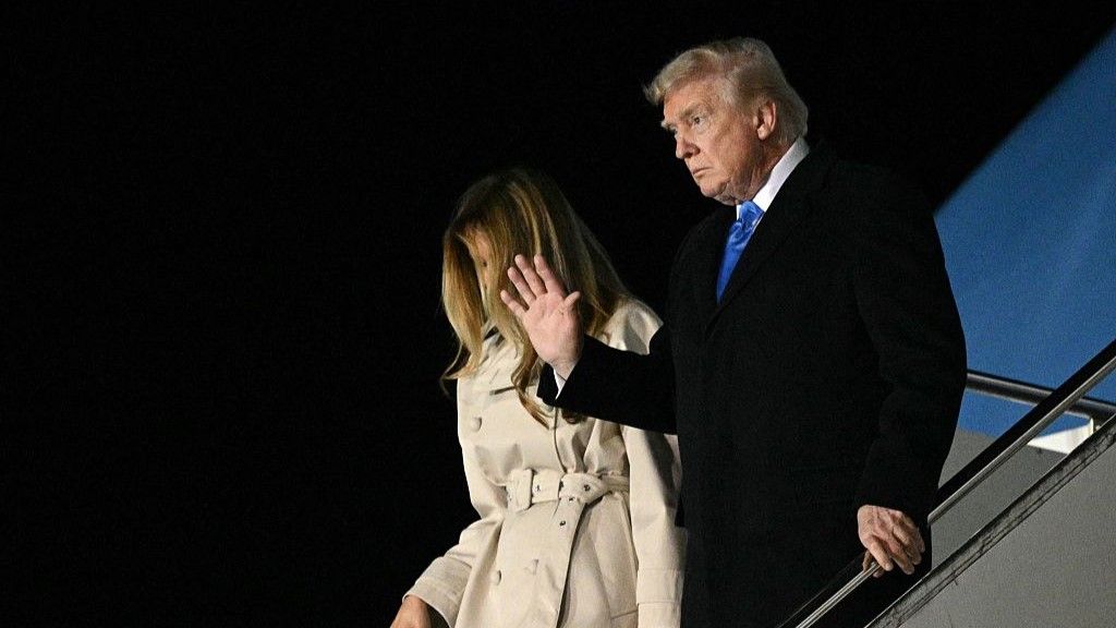 ローマ教皇フランシスコのバチカンでの葬儀参列のためローマに到着したトランプ大統領夫妻（4月25日夜）Source: US Network Pool via Associated Press)